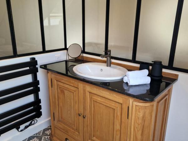 Au Moulin Saint Nicol - Honfleur : photo 8 de la chambre chambre 4 : chambre triple deluxe climatisée avec baignoire