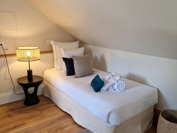 Au Moulin Saint Nicol - Honfleur : photo 9 de la chambre chambre 4 : chambre triple deluxe climatisée avec baignoire