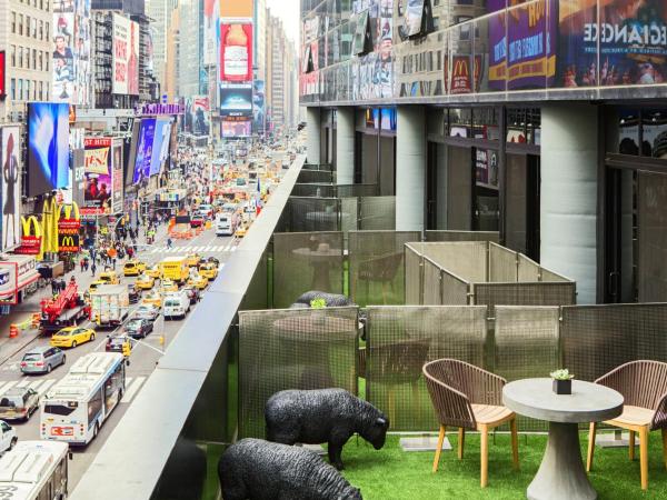 Renaissance New York Times Square Hotel by Marriott : photo 10 de la chambre chambre lit king-size avec balcon times square