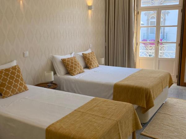 Enjoy Viana - Guest House : photo 3 de la chambre chambre triple avec balcon