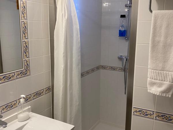 Enjoy Viana - Guest House : photo 5 de la chambre chambre triple avec salle de bains privative
