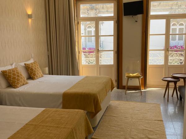 Enjoy Viana - Guest House : photo 1 de la chambre chambre triple avec balcon