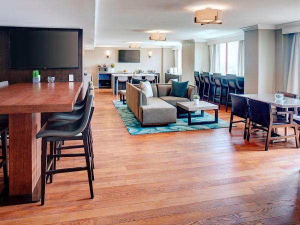 Colorado Springs Marriott : photo 5 de la chambre concierge level guest room with king bed or two double beds