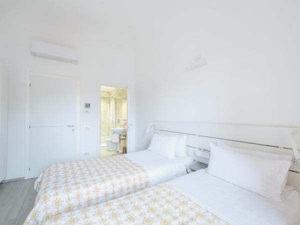Central Savona B&B : photo 5 de la chambre chambre lits jumeaux avec salle de bains privative