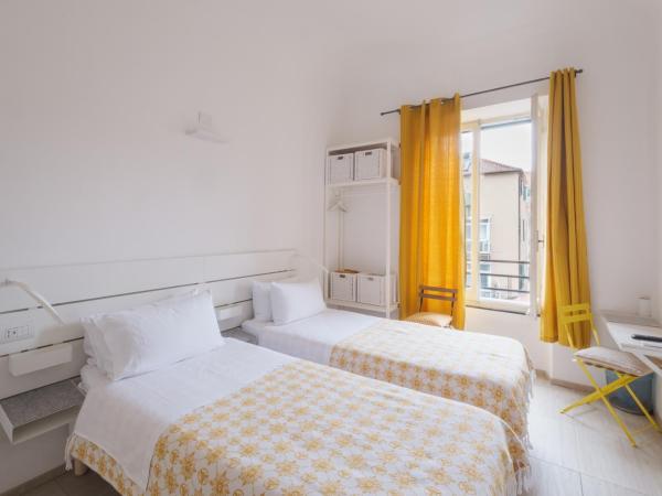 Central Savona B&B : photo 6 de la chambre chambre lits jumeaux avec salle de bains privative