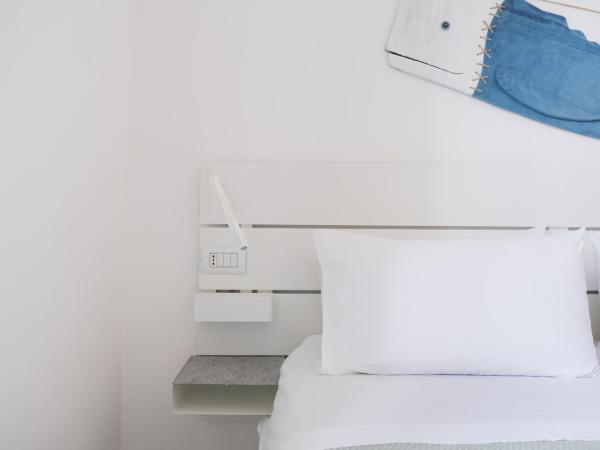 Central Savona B&B : photo 4 de la chambre chambre double avec lit d'appoint