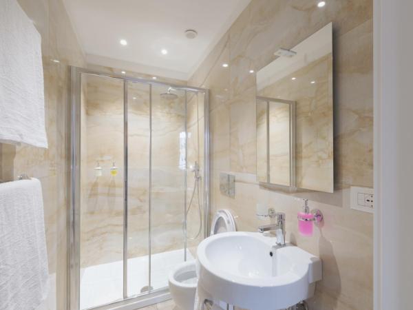 Central Savona B&B : photo 7 de la chambre chambre lits jumeaux avec salle de bains privative