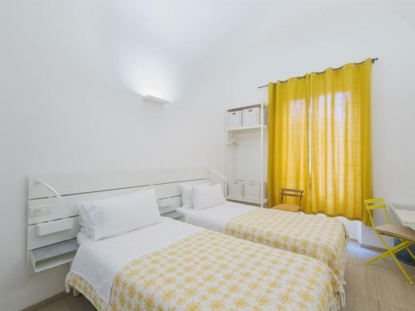 Central Savona B&B : photo 8 de la chambre chambre lits jumeaux avec salle de bains privative