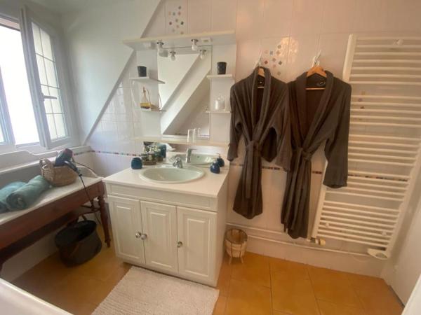 Chambre d'hôtes de Verdigné Piscine chauffée Parking Wifi : photo 3 de la chambre chambre double - vue sur piscine