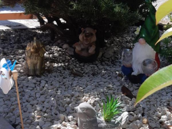 CHEZ VERO - Chambre d'hôte privée - proche Cassis et Ste Baume - parking - : photo 2 de la chambre chambre double - vue sur jardin