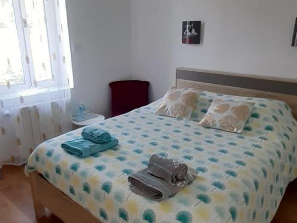 CHEZ VERO - Chambre d'hôte privée - proche Cassis et Ste Baume - parking - : photo 7 de la chambre chambre double - vue sur jardin