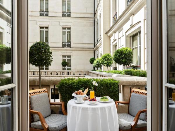 Park Hyatt Paris - Vendôme : photo 6 de la chambre chambre lit king-size avec balcon