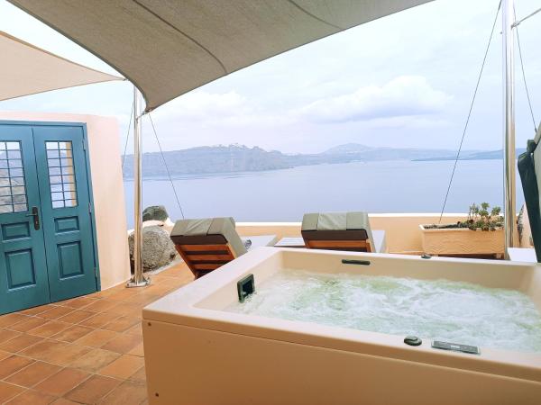 Horizon Aeifos Suites : photo 5 de la chambre suite supérieure avec bain à remous extérieur - vue sur caldeira