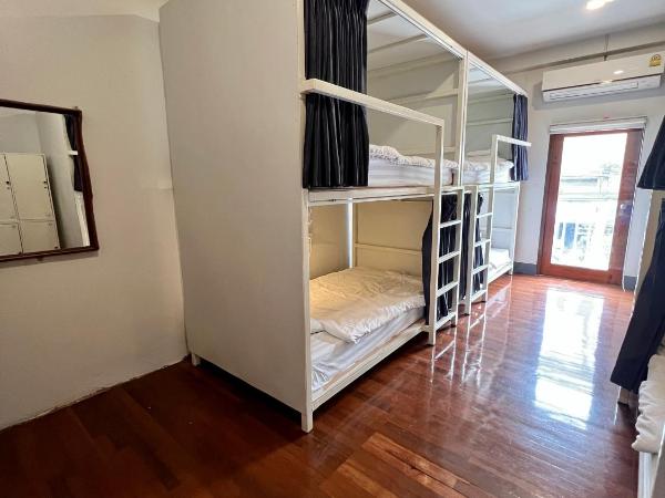 Together Backpackers Hostel : photo 1 de la chambre dortoir mixte de 8 lits