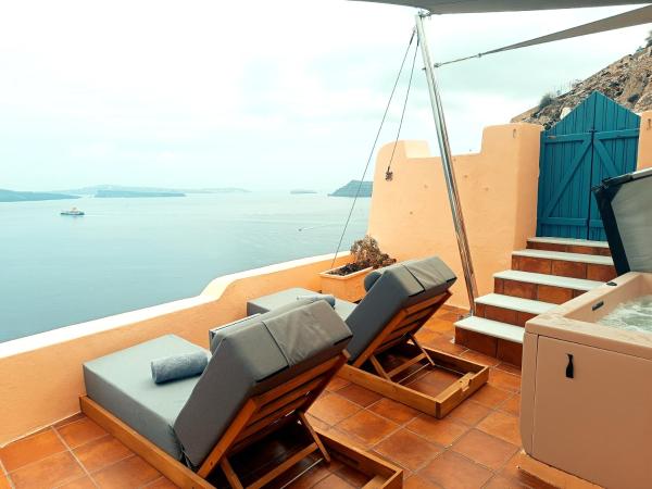 Horizon Aeifos Suites : photo 4 de la chambre suite supérieure avec bain à remous extérieur - vue sur caldeira