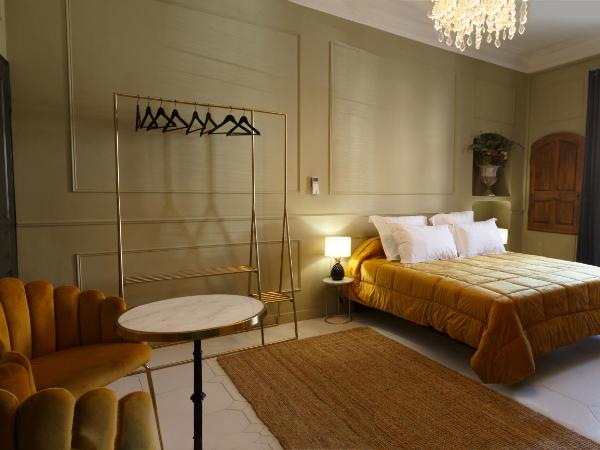 Le 215 Gambetta boutique hôtel en Provence : photo 4 de la chambre chambre double deluxe avec baignoire