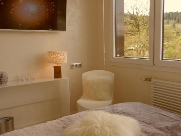 Les Loges Du Parc : photo 10 de la chambre suite avec sauna - vue sur lac - ours