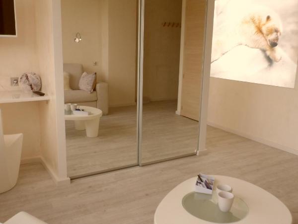 Les Loges Du Parc : photo 9 de la chambre suite avec sauna - vue sur lac - ours