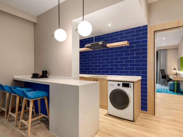 La Quinta by Wyndham Dubai Jumeirah : photo 1 de la chambre suite exécutive avec lit king-size et kitchenette - transfert gratuit vers plage la mer et station de métro burj khalifa/dubai mall