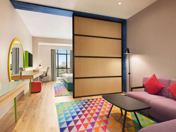 La Quinta by Wyndham Dubai Jumeirah : photo 1 de la chambre suite lit king-size junior - transfert gratuit vers plage la mer et station de métro burj khalifa/dubai mall