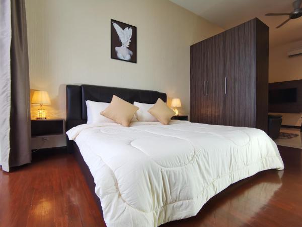 Attic Home Melaka Silverscape Residence & Jonker : photo 4 de la chambre superior king studio (private bathtub and city view)