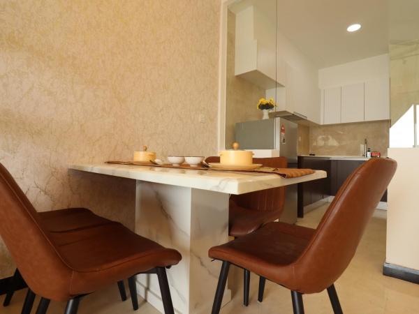 Attic Home Melaka Silverscape Residence & Jonker : photo 6 de la chambre luxury family 3 bedroom suite (private bathtub and sea view)