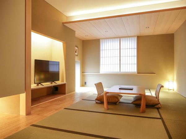 Kaminarimon Ryokan : photo 2 de la chambre chambre triple avec baignoire