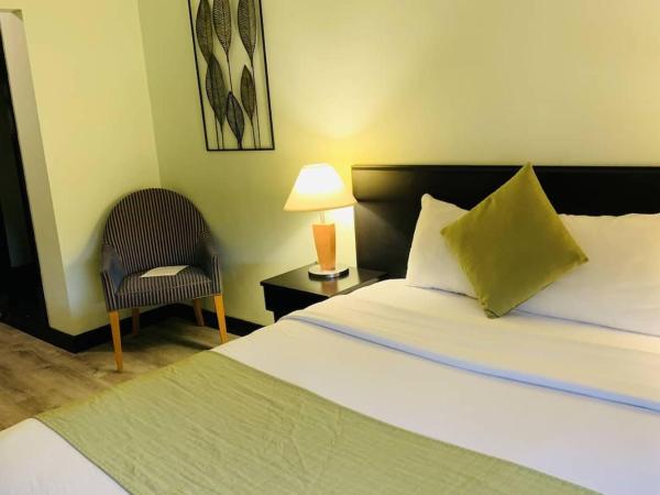 Hotel at the Waldorf : photo 1 de la chambre chambre lit king-size