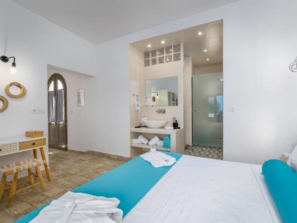 En Plo Boutique Suites Oia Santorini : photo 2 de la chambre suite deluxe avec bain à remous extérieur & vue sur mer