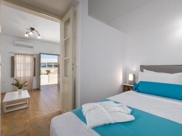 En Plo Boutique Suites Oia Santorini : photo 1 de la chambre superior suite inland view