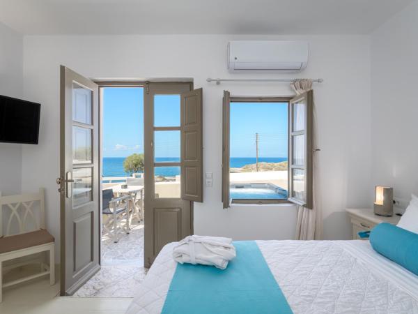 En Plo Boutique Suites Oia Santorini : photo 3 de la chambre suite voyage de noces avec bain à remous extérieur & vue sur mer