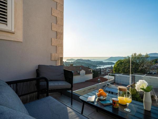 Dubrovnik Icy Guest House : photo 1 de la chambre chambre double supérieure avec balcon - vue sur mer