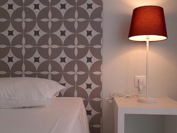 Hostel A Casa da Árvore : photo 2 de la chambre chambre lits jumeaux avec salle de bains privative séparée