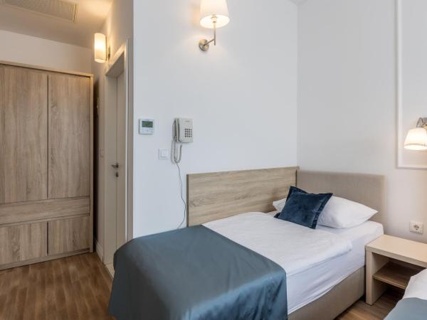 Annex building of Art Hotel : photo 8 de la chambre chambre triple