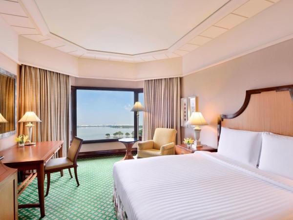 Hyderabad Marriott Hotel & Convention Centre : photo 4 de la chambre executive lake view king with bathtub & lounge access