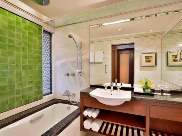 Hyderabad Marriott Hotel & Convention Centre : photo 6 de la chambre hébergement lit king-size de luxe avec baignoire