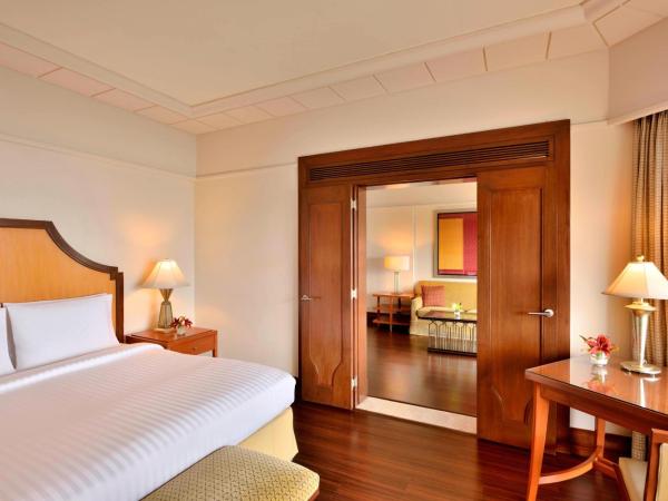 Hyderabad Marriott Hotel & Convention Centre : photo 9 de la chambre deluxe suite lake view with bathtub