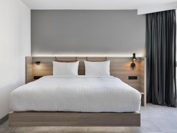 Moxy La Ciotat : photo 7 de la chambre suite 1 chambre lit queen-size avec canapé-lit