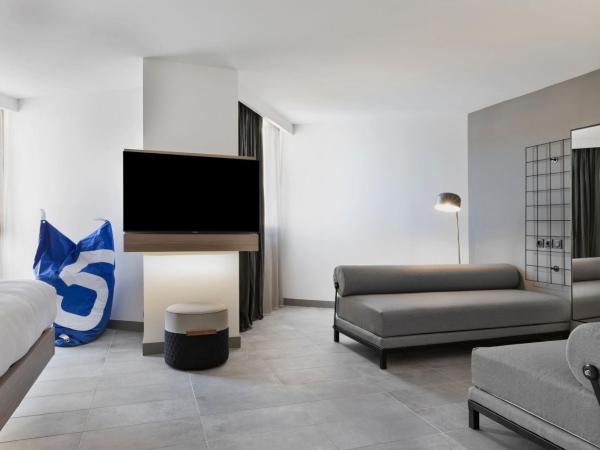 Moxy La Ciotat : photo 4 de la chambre suite 1 chambre lit queen-size avec canapé-lit