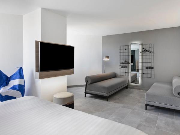 Moxy La Ciotat : photo 3 de la chambre suite 1 chambre lit queen-size avec canapé-lit