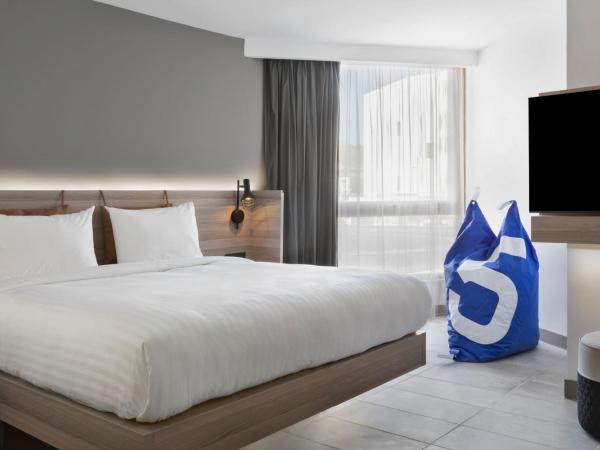 Moxy La Ciotat : photo 5 de la chambre suite 1 chambre lit queen-size avec canapé-lit