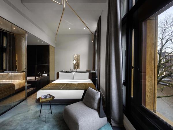W Amsterdam : photo 2 de la chambre grande chambre sublime bank lit king-size avec baignoire