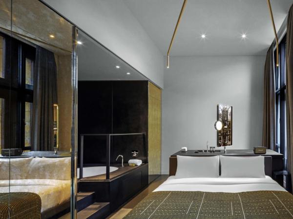 W Amsterdam : photo 4 de la chambre grande chambre sublime bank lit king-size avec baignoire