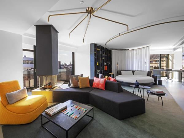 W Amsterdam : photo 1 de la chambre suite studio 1 chambre wow exchange avec 1 lit rond - vue sur ville