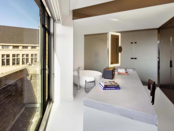 W Amsterdam : photo 5 de la chambre suite studio 1 chambre wow exchange avec 1 lit rond - vue sur ville