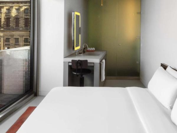 W Amsterdam : photo 6 de la chambre chambre wonderful exchange avec 1 lit king-size - vue sur ville