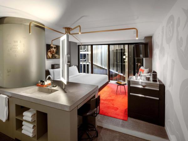 W Amsterdam : photo 2 de la chambre chambre cozy exchange avec 1 lit king-size - vue sur atrium