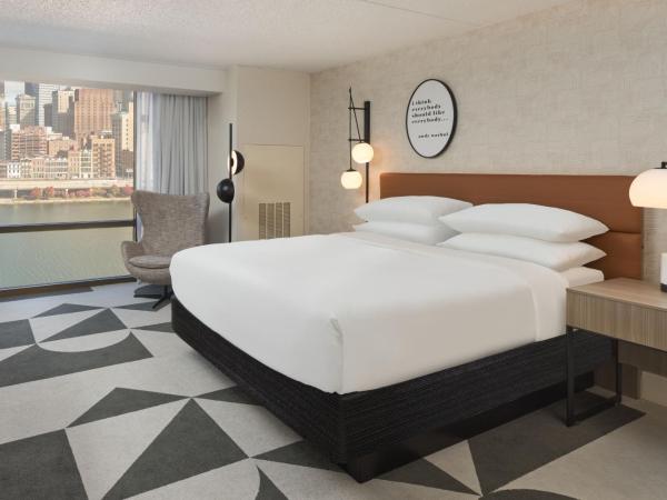 Sheraton Pittsburgh Hotel at Station Square : photo 2 de la chambre chambre lit king-size - vue sur rivière