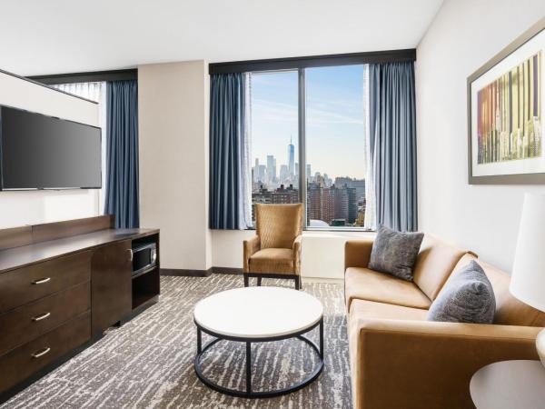 Fairfield Inn & Suites by Marriott New York Midtown Manhattan/Penn Station : photo 1 de la chambre suite lit king-size avec canapé-lit
