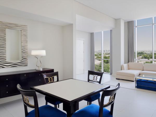 Delta Hotels by Marriott Dubai Investment Park : photo 6 de la chambre two-bedroom connecting family suite with community view, pantry lounge access and shuttle bus to jbr beach and various shopping malls